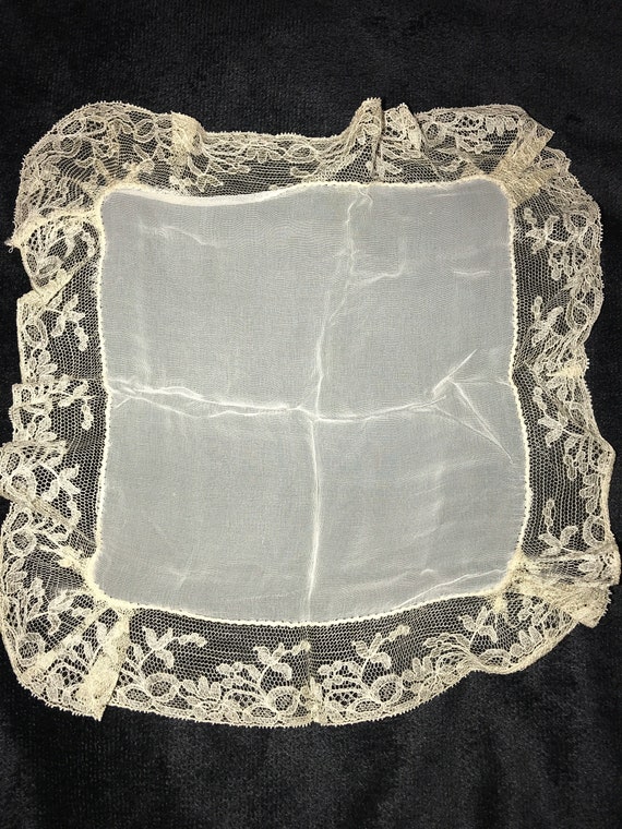 Vintage White Lace Handkerchief. White Hankie. Gorgeous Lace and Silk Handkerchief. Vintage Lace. Bridal. Bride. Vintage Wedding