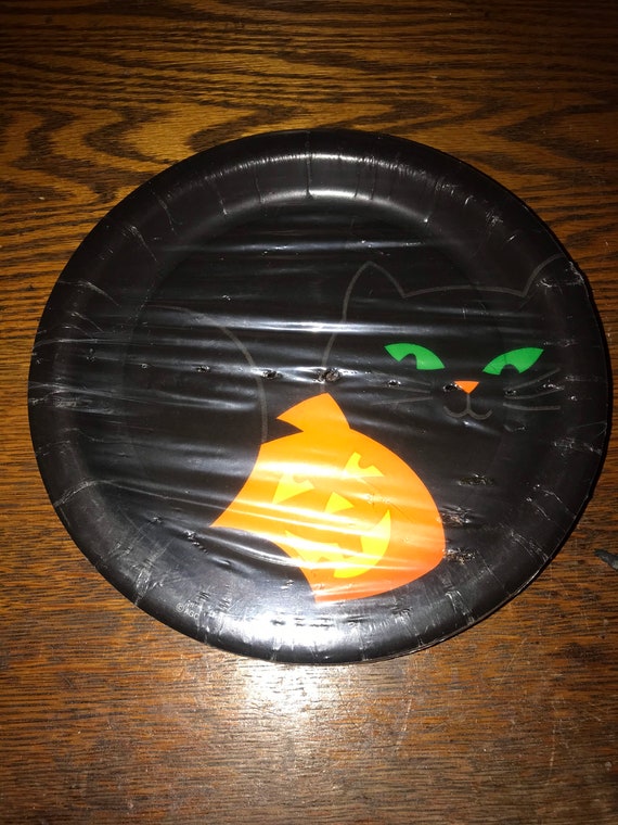 Vintage Halloween Paper Plates. 1980’s Large  Halloween Black Cat Paper Party Plates. Black Cat Halloween Party Decor.