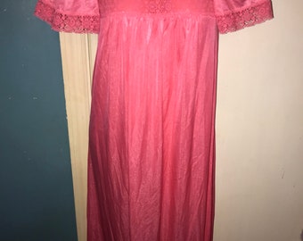 1970's Nightgown. Vintage Salmon Pink Nightgown. 1970's Salmon Coral Pink and Lace Nightgown. Long Nightgown. Gossard Artemis. Size Small