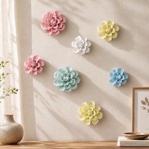 Handgjord väggdekoration med blommor i keramik, 3D-blommig väggskulptur, väggkonst i pastellfärger för sovrum eller vardagsrum