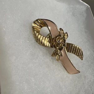 Pin de solapa vintage con lazo para el cáncer de mama, con flor dorada y esmalte rosa, firmado por Avon.