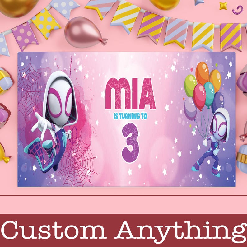 Pode incluir: Uma faixa de anivers&aacute;rio personalizada com o tema Spider-Gwen. A faixa &eacute; rosa com o nome "MIA" e o n&uacute;mero "3" em roxo. Spider-Gwen &eacute; retratada em ambos os lados, com bal&otilde;es e um design de teia de aranha. O texto diz "MIA IS TURNING TO 3".