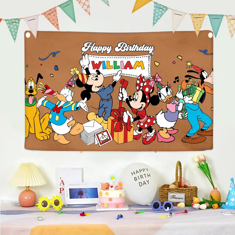 K&ouml;nnte beinhalten: Ein braunes Geburtstagsbanner mit Mickey Mouse, Minnie Mouse, Donald Duck, Daisy Duck und Goofy. Auf dem Banner steht "Happy Birthday William". Konfetti und bunte Wimpelketten schm&uuml;cken die Szene.