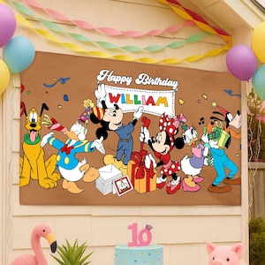 K&ouml;nnte beinhalten: Ein braunes Geburtstagsbanner mit Micky Maus, Minnie Maus, Donald Duck, Daisy Duck, Goofy und Pluto. Auf dem Banner steht "Happy Birthday WILLIAM" in wei&szlig;er Schrift. Bunte Luftballons und Luftschlangen schm&uuml;cken den Hintergrund.