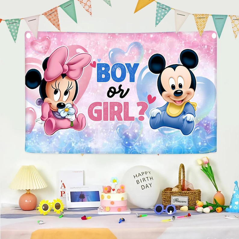 K&ouml;nnte beinhalten: Ein rosa-blaues Banner mit Minnie und Mickey Mouse und dem Text "BOY or GIRL?". Das Banner ist mit herzf&ouml;rmigen Luftballons dekoriert, passend f&uuml;r eine Gender-Reveal-Party.