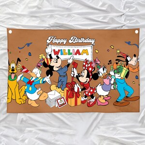 K&ouml;nnte beinhalten: Ein braunes Banner mit Disney-Figuren, die einen Geburtstag feiern. Micky Maus, Minnie Maus, Donald Duck, Daisy Duck, Goofy und Pluto sind abgebildet. Auf dem Banner steht "Happy Birthday WILLIAM" in wei&szlig;er Schrift.