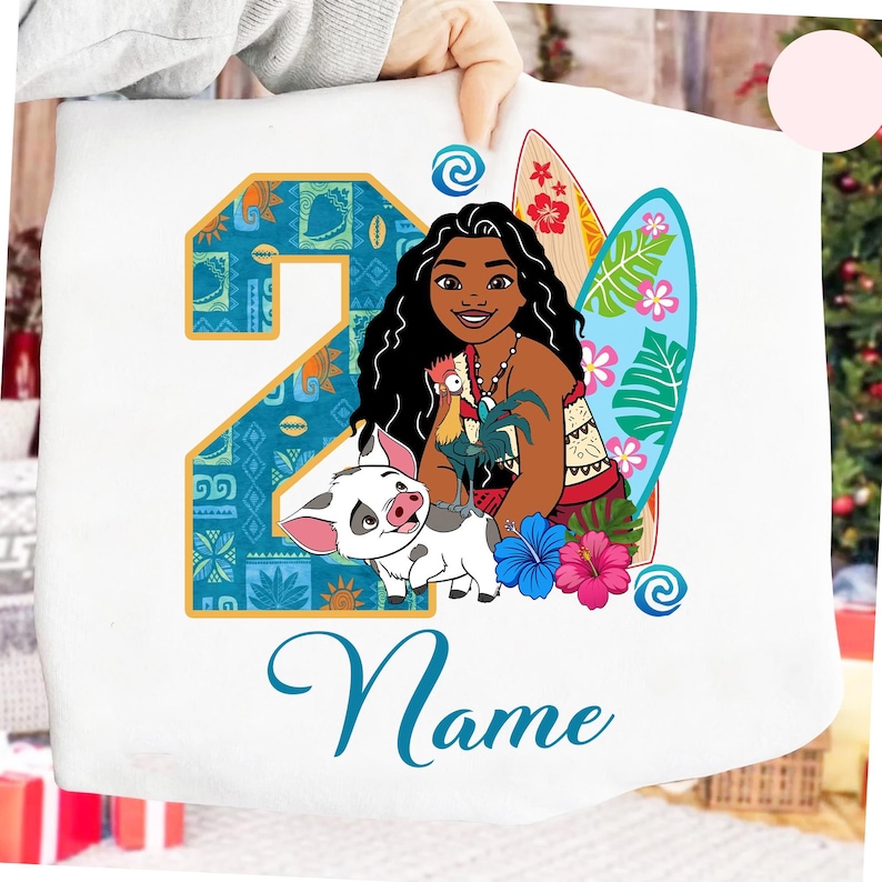 Puede incluir: Tela blanca con una colorida ilustraci&oacute;n de un personaje de dibujos animados, un cerdo y un gallo. El n&uacute;mero 2 es en azul y naranja, con la palabra "Name" en cursiva debajo.