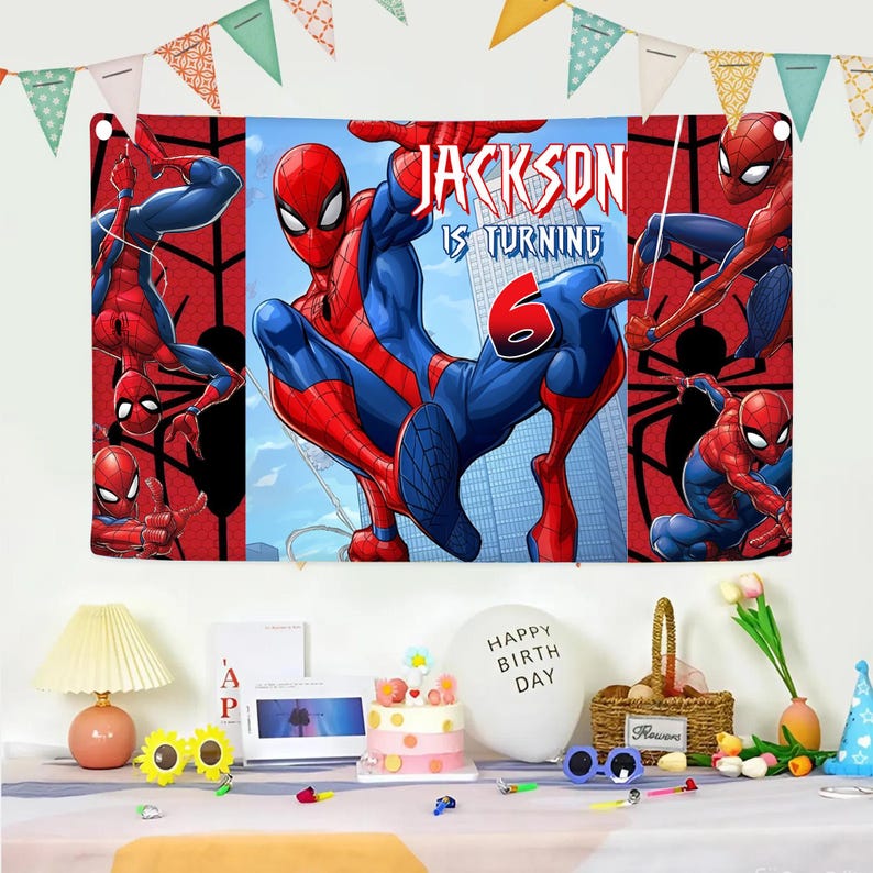 Pu&ograve; includere: Uno striscione rettangolare in tessuto con Spider-Man in varie pose d'azione su uno sfondo rosso e blu. Il testo recita JACKSON IS TURNING 6 in caratteri bianchi e neri. Lo striscione ha occhielli metallici negli angoli superiori per appenderlo.