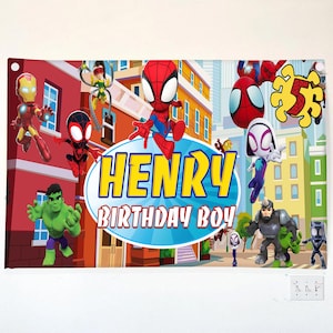 Puede incluir: Una pancarta de cumplea&ntilde;os rectangular con personajes de superh&eacute;roes de dibujos animados, incluidos Spider-Man, Iron Man, Hulk y Black Panther, sobre un fondo de ciudad. El centro muestra el nombre Henry y el texto Birthday Boy en letras amarillas.