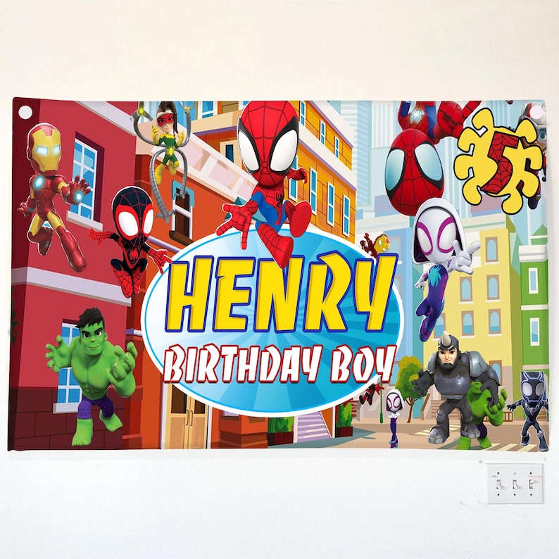 Puede incluir: Una pancarta de cumplea&ntilde;os rectangular con personajes de superh&eacute;roes de dibujos animados, incluidos Spider-Man, Iron Man, Hulk y Black Panther, sobre un fondo de ciudad. El centro muestra el nombre Henry y el texto Birthday Boy en letras amarillas.