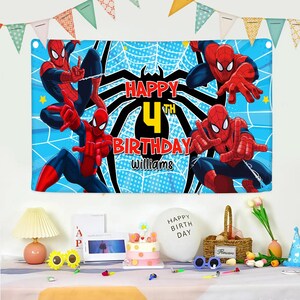 Może przedstawiać: Niebieski baner z ilustracjami Spider-Mana i napisem "Happy 4th Birthday Williams". Baner ma wz&oacute;r pajęczyny w tle i jest ozdobiony kolorowymi proporczykami.