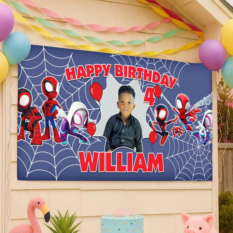 Może przedstawiać: Prostokątny baner urodzinowy z ciemnoniebieskim tłem i białym wzorem pajęczyny. Napis Happy Birthday i William jest w kolorze czerwonym. Zawiera ilustracje postaci Spider-Mana oraz centralne zdjęcie małego dziecka.