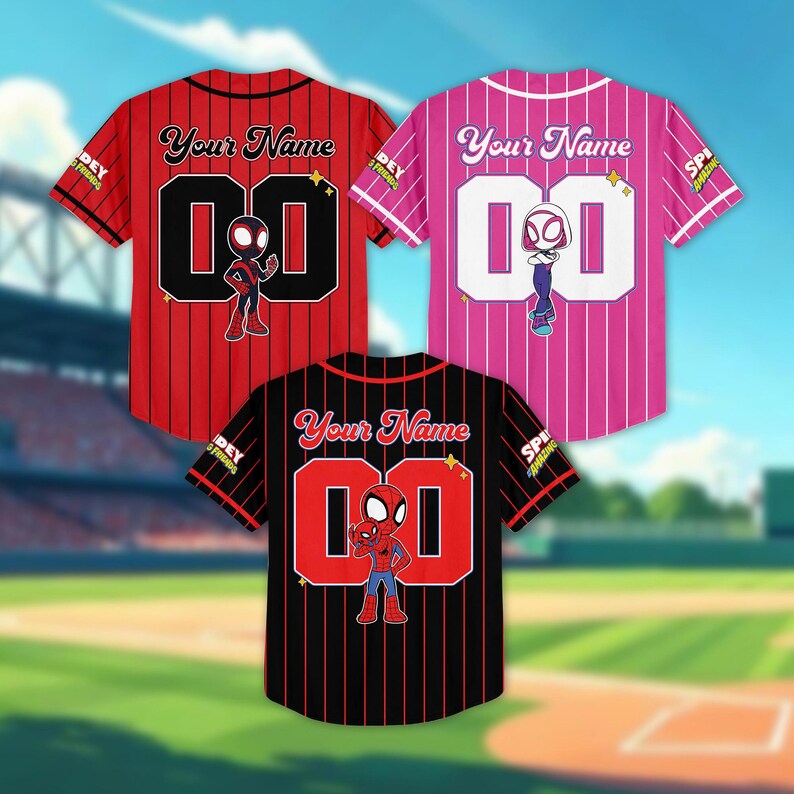 Puede incluir: Tres camisetas de b&eacute;isbol con el texto "Your Name" sobre el n&uacute;mero "00". Una camiseta es roja con rayas negras, otra es rosa con rayas blancas y otra es negra con rayas rojas. Cada camiseta presenta un personaje diferente de Spider-Man.