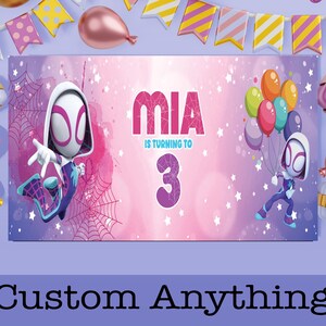 Pode incluir: Uma faixa de anivers&aacute;rio personalizada com um fundo rosa e roxo, com o nome "MIA" e o n&uacute;mero "3". Os personagens da Spider-Gwen s&atilde;o retratados na faixa, juntamente com bal&otilde;es e um design de teia de aranha. A faixa tamb&eacute;m inclui o texto "Custom Anything".