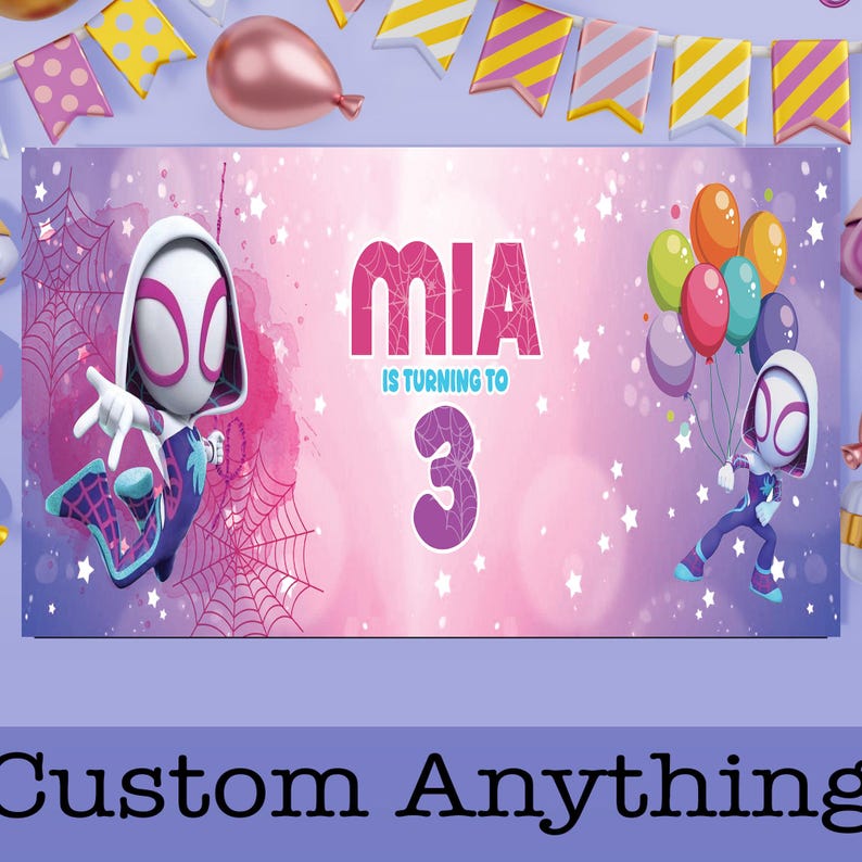 Pode incluir: Uma faixa de anivers&aacute;rio personalizada com um fundo rosa e roxo, com o nome "MIA" e o n&uacute;mero "3". Os personagens da Spider-Gwen s&atilde;o retratados na faixa, juntamente com bal&otilde;es e um design de teia de aranha. A faixa tamb&eacute;m inclui o texto "Custom Anything".