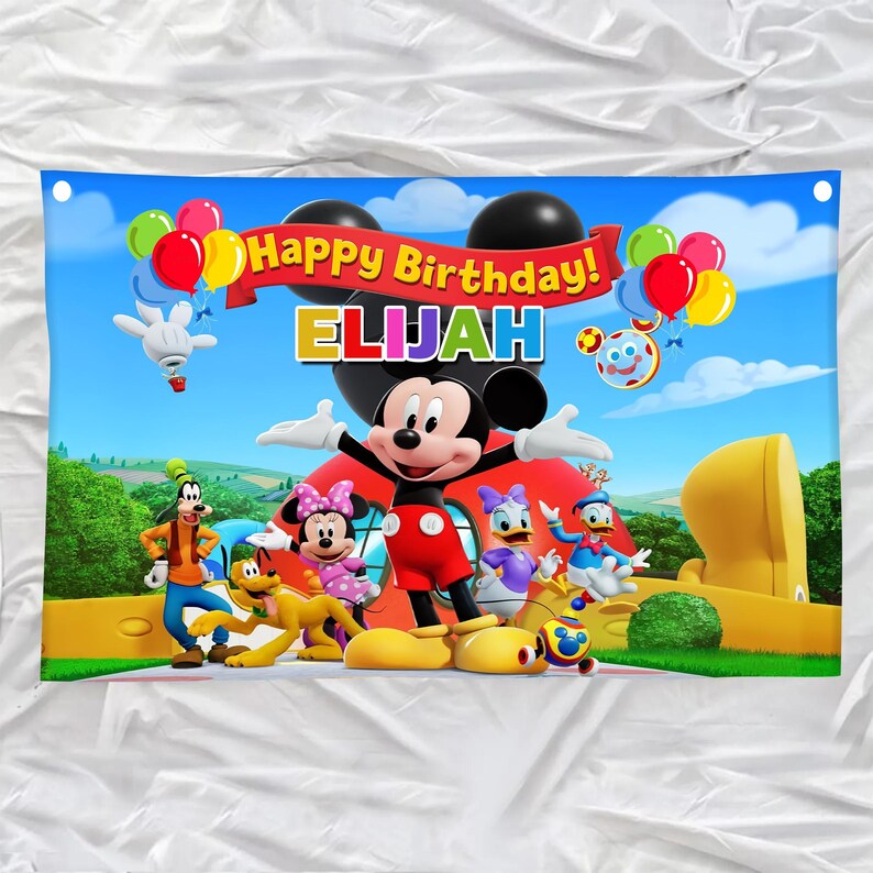 Pu&ograve; includere: Un banner colorato con Topolino e i suoi amici, con la scritta "Happy Birthday! ELIJAH". Il design include palloncini e un paesaggio a cartoni animati, ideale per una festa di compleanno.