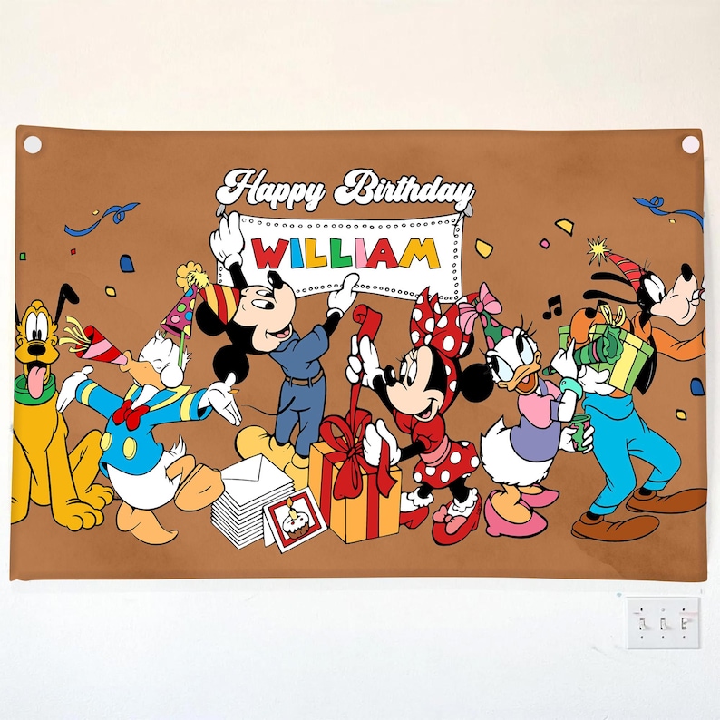 K&ouml;nnte beinhalten: Ein braunes Banner mit Disney-Figuren, die einen Geburtstag feiern. Micky Maus, Minnie Maus, Donald Duck, Daisy Duck, Goofy und Pluto sind abgebildet. Auf dem Banner steht "Happy Birthday WILLIAM" in wei&szlig;er Schrift.