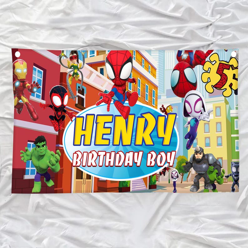 Puede incluir: Una pancarta de cumplea&ntilde;os rectangular con un fondo de ciudad colorido y personajes de dibujos animados que incluyen a Spider-Man, Hulk e Iron Man. El centro muestra un &oacute;valo azul con el texto amarillo HENRY y el texto blanco BIRTHDAY BOY.