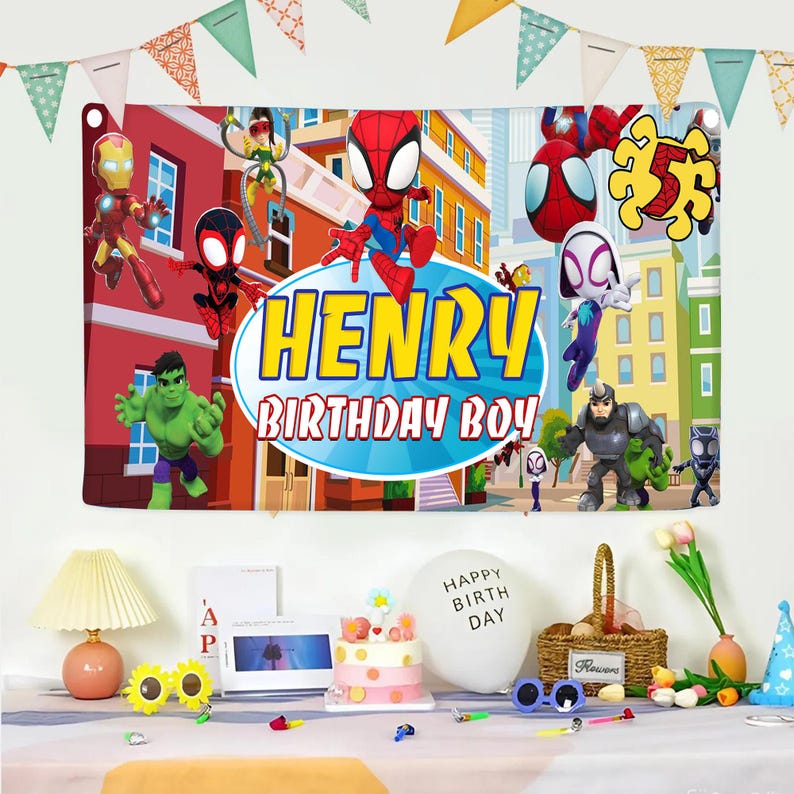 Puede incluir: Una pancarta de cumplea&ntilde;os rectangular con un fondo de ciudad y varios superh&eacute;roes, incluidos Spider-Man, Iron Man y Hulk. El centro muestra un &oacute;valo azul con el texto amarillo HENRY y el texto blanco BIRTHDAY BOY.