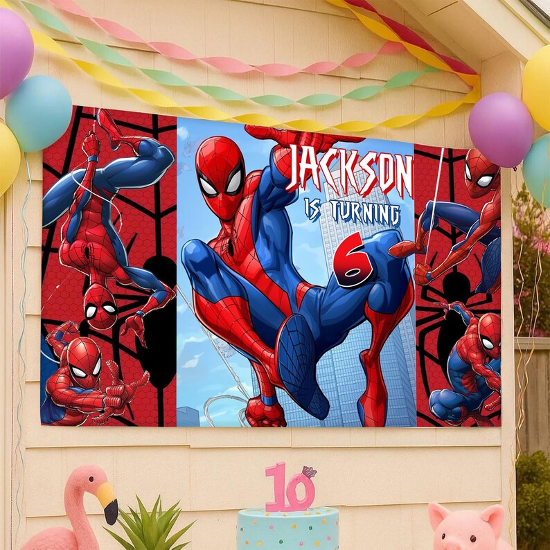 Pu&ograve; includere: Uno striscione di compleanno rettangolare con Spider-Man in tute rosse e blu su uno sfondo cittadino. Il testo recita Jackson Is Turning 6. Lo striscione &egrave; circondato da palloncini e festoni colorati, con una figura di fenicottero e maiale rosa.