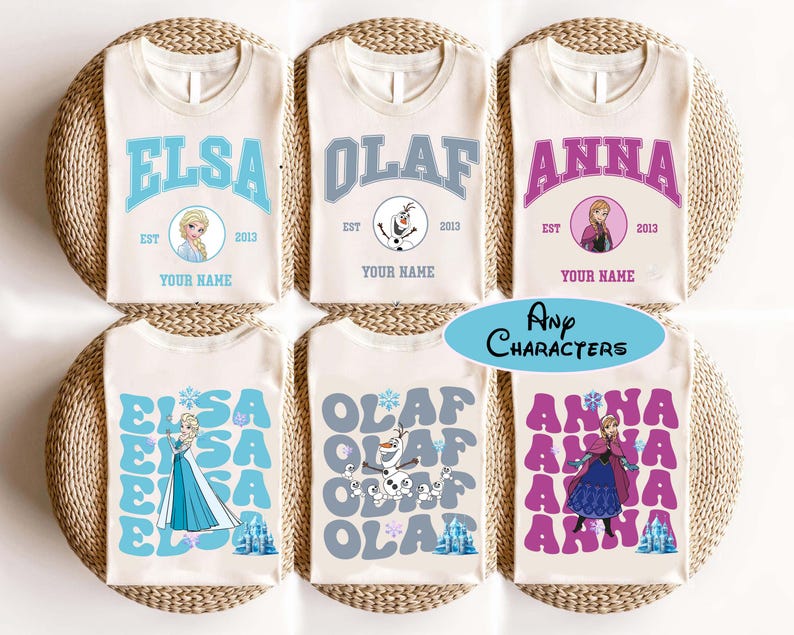 Puede incluir: Seis camisetas color crema con diferentes dise&ntilde;os con personajes de la pel&iacute;cula Frozen. Cada camiseta tiene el nombre de un personaje, una imagen y el texto "EST 2013" y "YOUR NAME". Tambi&eacute;n est&aacute; presente el texto "Any Characters".