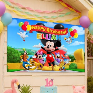 Pu&ograve; includere: Un colorato banner di compleanno con Topolino e i suoi amici, con la scritta "Happy Birthday! ELIJAH". Lo striscione include palloncini ed &egrave; decorato con festoni. Altri personaggi includono Minnie, Pippo, Paperino e Paperina.