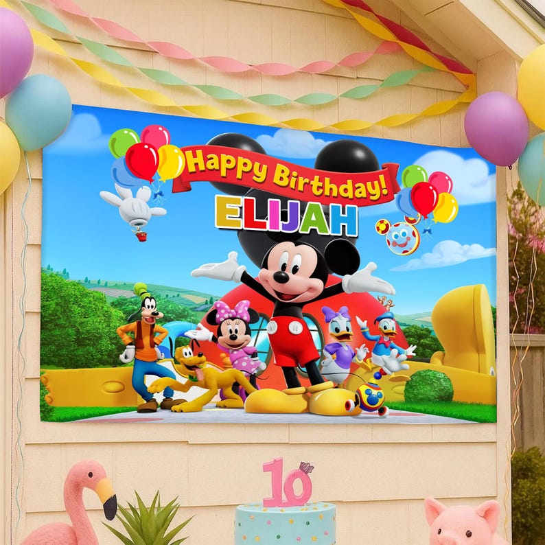 Pu&ograve; includere: Un colorato banner di compleanno con Topolino e i suoi amici, con la scritta "Happy Birthday! ELIJAH". Lo striscione include palloncini ed &egrave; decorato con festoni. Altri personaggi includono Minnie, Pippo, Paperino e Paperina.