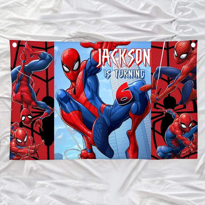 Pu&ograve; includere: Uno striscione rettangolare con Spider-Man in varie pose d'azione su uno sfondo di cielo blu e citt&agrave;. Il testo recita JACKSON IS TURNING 6 in grassetto bianco e rosso. Il design presenta schemi di colori rossi e blu in tutto il banner.