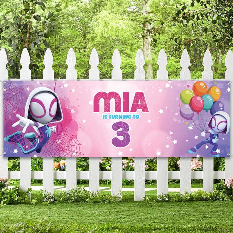 Pode incluir: Banner de anivers&aacute;rio com um fundo gradiente rosa e roxo. Exibe o nome "MIA" e o texto "IS TURNING TO 3". O banner apresenta ilustra&ccedil;&otilde;es de personagens de super-her&oacute;is e bal&otilde;es, ideal para uma festa de anivers&aacute;rio.
