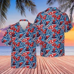 K&ouml;nnte beinhalten: Zwei kurz&auml;rmelige Hemden mit Spider-Man-Muster. Die Hemden haben einen blauen Hintergrund mit roten Spider-Man-Grafiken und wei&szlig;en geometrischen Linien. Auf den Hemden steht "Spider-Man".