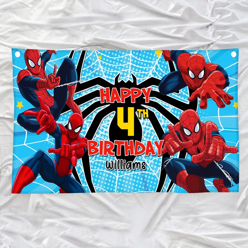 Może przedstawiać: Niebieski baner z ilustracjami Spider-Mana i napisem "HAPPY 4TH BIRTHDAY Williams" w kolorze czerwonym i ż&oacute;łtym. Tło ma wz&oacute;r pajęczyny z dużą czarną sylwetką pająka.