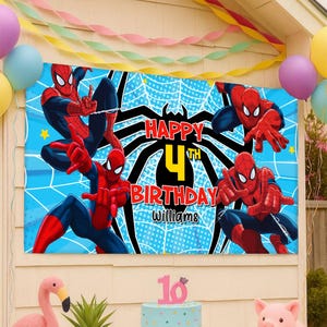 Może przedstawiać: Niebieski baner z ilustracjami Spider-Mana i napisem "Happy 4th Birthday Williams". Baner ma tło w postaci pajęczyny i jest ozdobiony balonami i serpentynami, idealny na przyjęcie urodzinowe.
