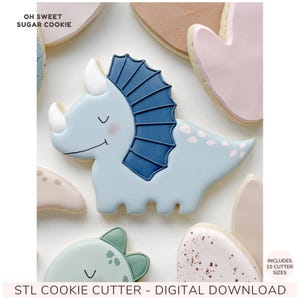 Peut inclure: Un biscuit en forme de tricératops bleu clair avec une collerette bleu foncé, des cornes blanches et des joues roses. Le texte OH SWEET SUGAR COOKIE et INCLUDES 10 CUTTER SIZES STL COOKIE CUTTER - DIGITAL DOWNLOAD est visible sur l'image.