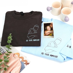 Individuell gesticktes Paar-Porträt-T-Shirt - Personalisierte römische Ziffer Shirt - Jahrestagsgeschenk für Paare - Hochzeitsfoto gesticktes T-Shirt