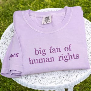 Camiseta bordada de direitos humanos - Grande fã de direitos humanos Comfort Colors® - Camiseta de justiça social - Presente engraçado para amigo
