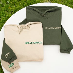 Hoodie met geborduurde Romeinse cijfers en initiaal op mouw - aangepaste hoodies voor koppels - bijpassende hoodies voor vriend en vriendin - verlovingscadeaus