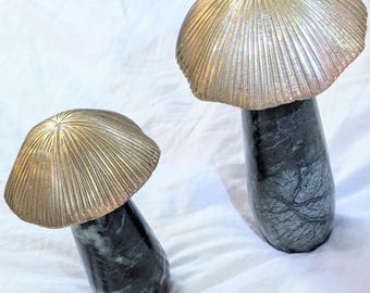 Funghi Toadstool Anthropologie, marmo verde e ottone, 2 pezzi.