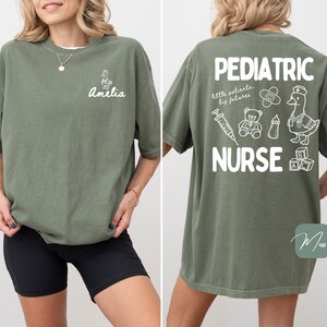 Puede incluir: Una taza de cer&aacute;mica blanca con asa negra y el texto "But First, Coffee" en negrita negra. La taza se encuentra sobre un fondo borroso, sugiriendo un ambiente acogedor.