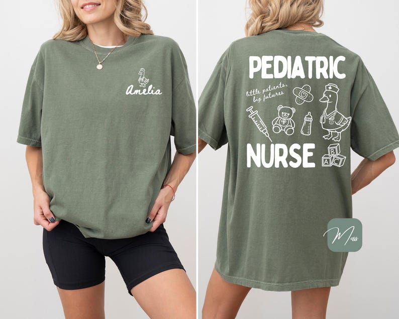 Puede incluir: Una taza de cer&aacute;mica blanca con asa negra y el texto "But First, Coffee" en negrita negra. La taza se encuentra sobre un fondo borroso, sugiriendo un ambiente acogedor.