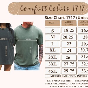 Pu&ograve; includere: Immagine di una tabella delle taglie per t-shirt unisex Comfort Colors 1717. La tabella elenca le taglie dalla S alla 4XL, con misure di larghezza e lunghezza in pollici. La modella indossa una taglia extra large per una vestibilit&agrave; comoda.
