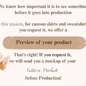 Pu&ograve; includere: Grafica beige con testo che recita "Anteprima del tuo prodotto" per camicie e felpe personalizzate. Il testo indica anche che verr&agrave; inviato un mockup prima della produzione. Un mazzo di fiori secchi &egrave; in un barattolo di vetro.