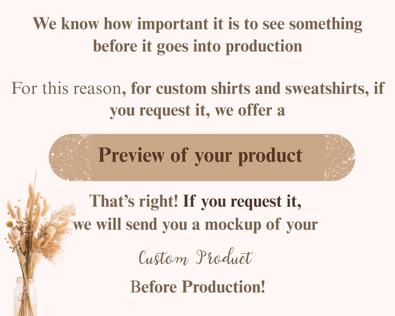 Pu&ograve; includere: Grafica beige con testo che recita "Anteprima del tuo prodotto" per camicie e felpe personalizzate. Il testo indica anche che verr&agrave; inviato un mockup prima della produzione. Un mazzo di fiori secchi &egrave; in un barattolo di vetro.