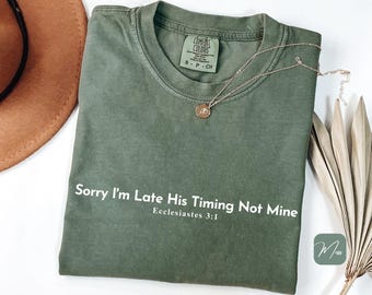 Camisa cristiana Comfort Colors®, "Lo siento, llego tarde, su tiempo no es el mío", camisa cristiana con versículo bíblico de fe, camisa cristiana minimalista
