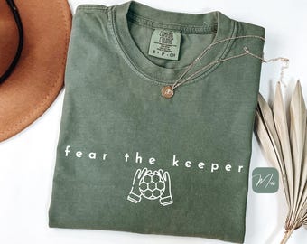 Camiseta unisex Comfort Colors Fear the Keeper, regalo para mamá futbolera, camiseta Crazy Loud de portero, camiseta para mamá portera, regalo para papá futbolero