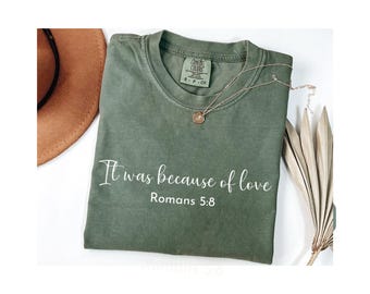 Camiseta con cruz cristiana Comfort Colors: Fue por amor, Romanos 5:8, camiseta inspiradora de fe, regalo del amor de Jesús, ropa religiosa