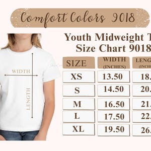 Puede incluir: Camiseta blanca juvenil con una tabla de tallas. La tabla muestra medidas en pulgadas para las tallas XS a XL. El texto "Comfort Colors 9018" y "Youth Midweight Tee" se muestran arriba.