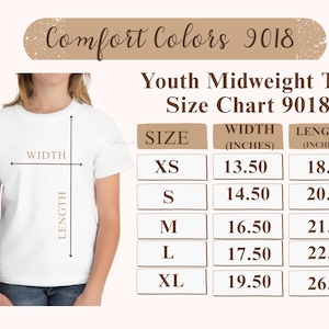 Pu&ograve; includere: T-shirt bianco da ragazzo di peso medio con tabella taglie. La tabella mostra le misure in pollici per larghezza e lunghezza, da XS a XL. La maglietta &egrave; etichettata "Comfort Colors 9018".