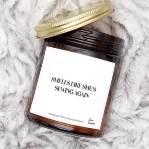 Smells Like She&#39;s Sewing Again Candle, Sewing Hobby Candle, Funny Sewer Gift, Sewing Studio Decor, Birthday Gift Idea, Sewing Time Candle