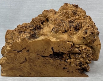 Caja con tapa de madera de arce veteada de estilo vintage, fabricada por Maple Leaf Studio en la década de 1990.