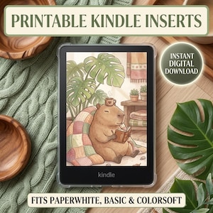 Puede incluir: Un lector electrónico digital en una funda transparente que muestra una ilustración de un capibara leyendo un libro con una taza pequeña en la cabeza, rodeado de hojas de monstera. Texto: PRINTABLE KINDLE INSERTS, INSTANT DIGITAL DOWNLOAD, FITS PAPERWHITE, BASIC & COLORSOFT.